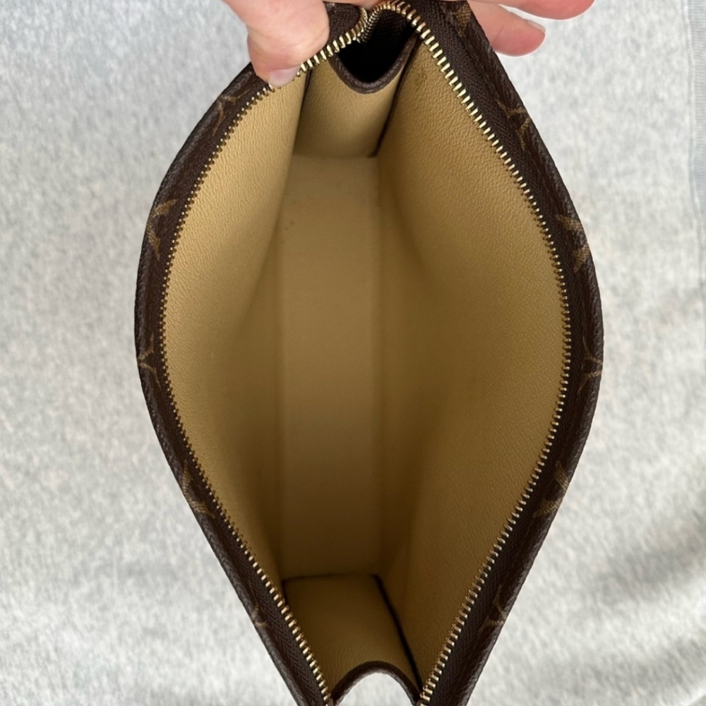 Louis Vuitton Toiletry Pouch GM - Picture 9 of 15